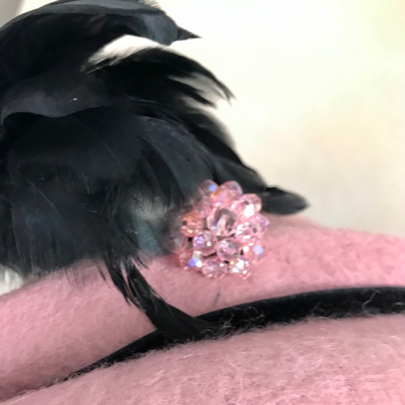 DASHING 1940s PINK \'MOHAIR\' FELT HAT WITH MATCHING JEWEL AND BLACK FEATHERS main image 11